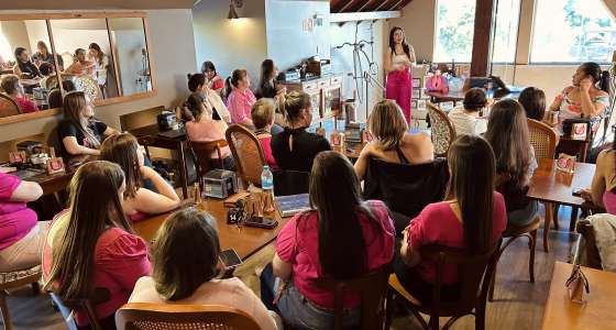 Outubro Rosa: colaboradoras se reúnem para café palestra sobre saúde da mulher